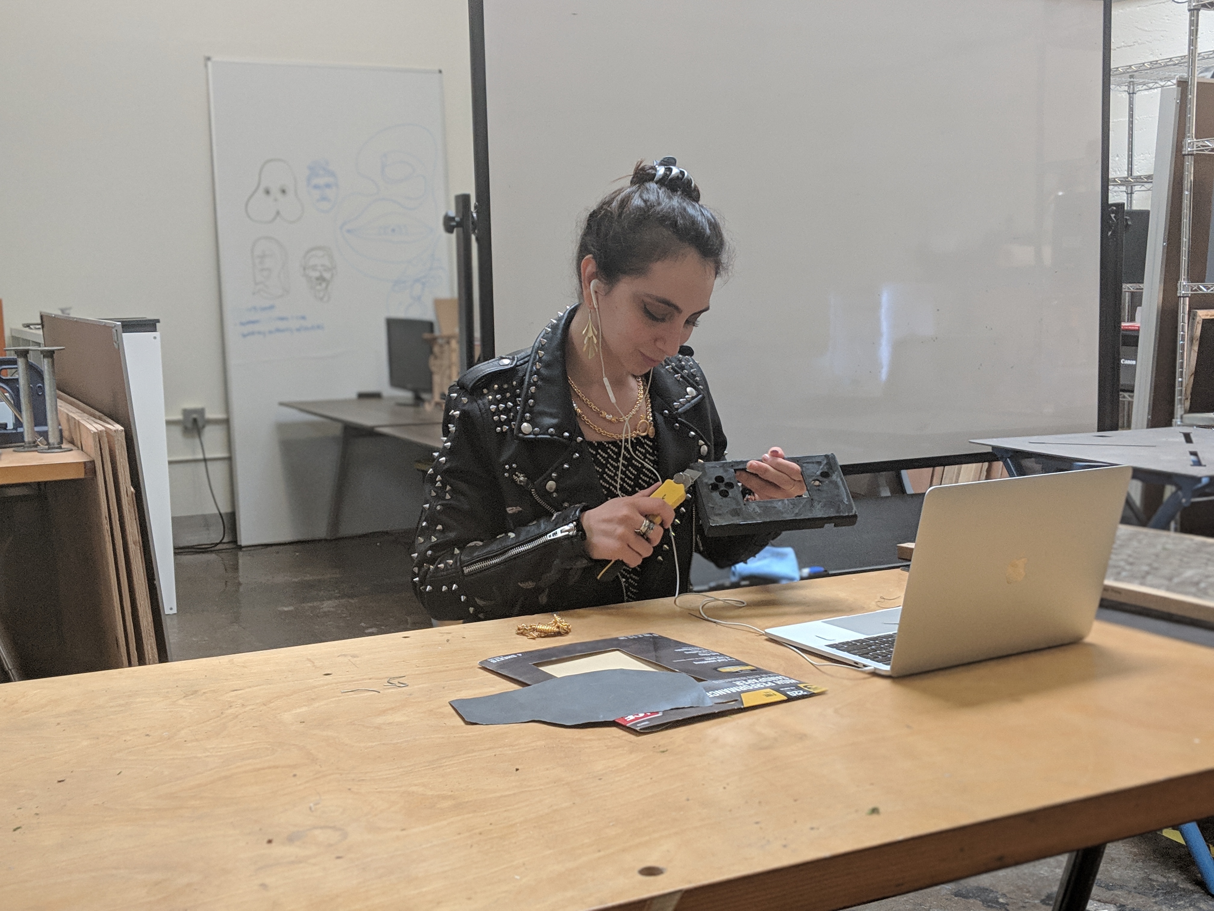 Soraya building a Jara device  